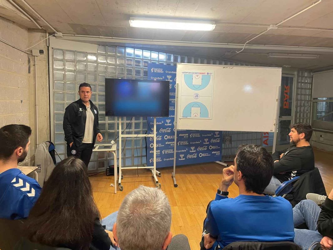 Charla formativa de Antonio Pérez a los entrenadores de la Fundación Lucentum